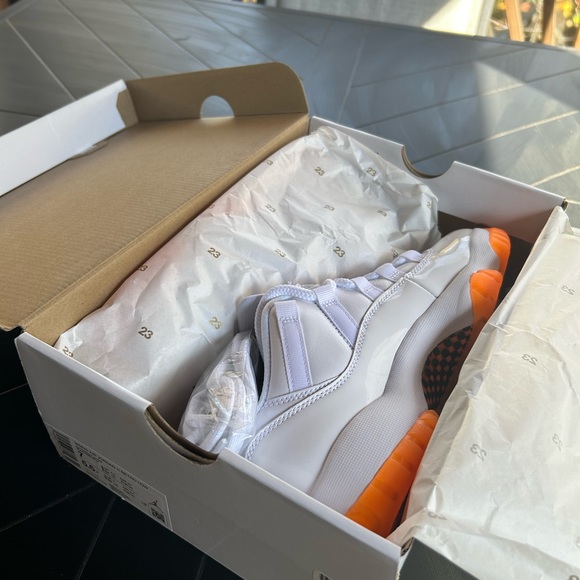 NEW Women’s Air Jordan 11 Retro Low Bright Citrus- US 7 - Picture 9 of 9